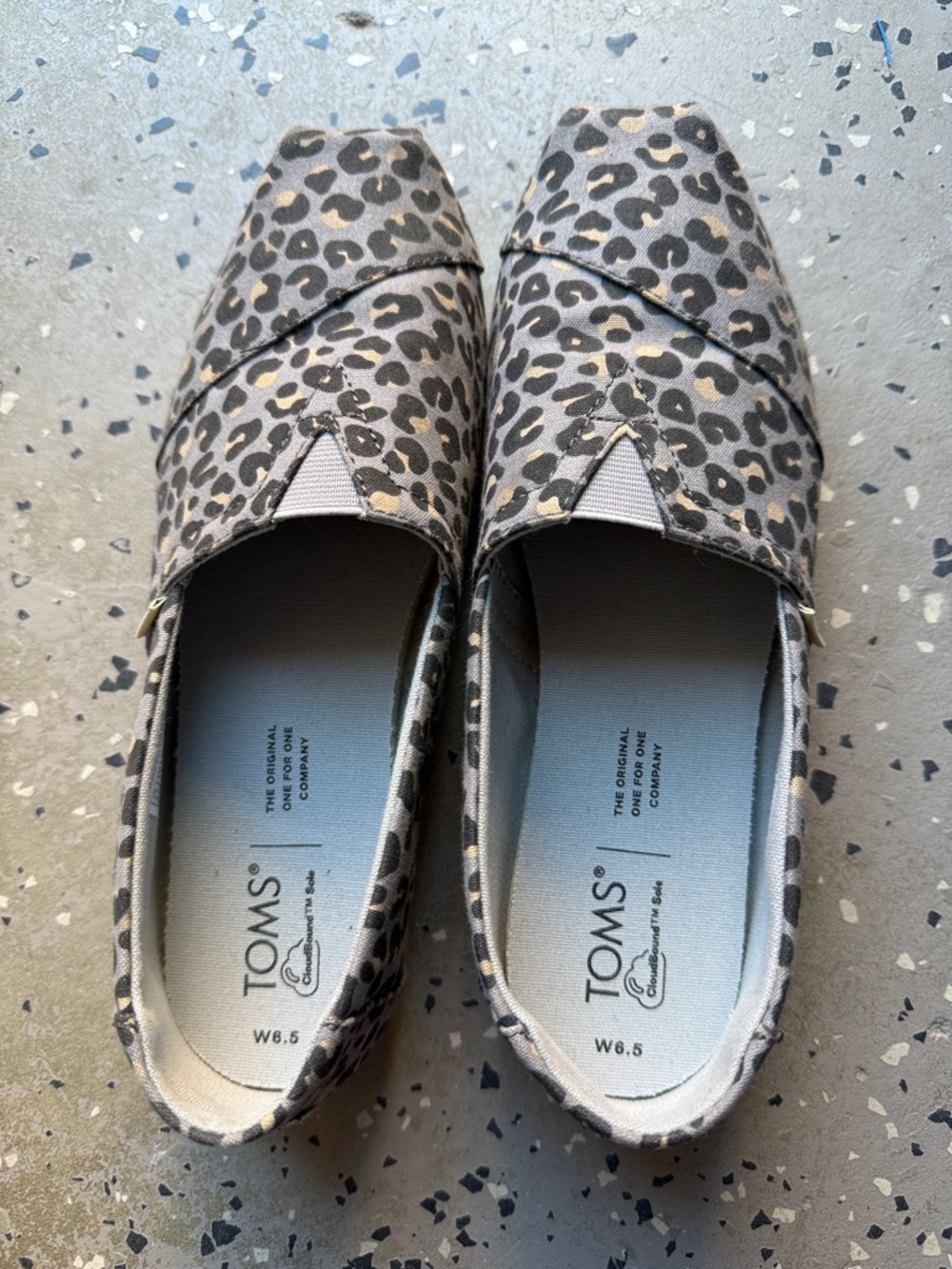 TOMS Leopard Print Slip-On Moccasins in Gray Sz 6.5